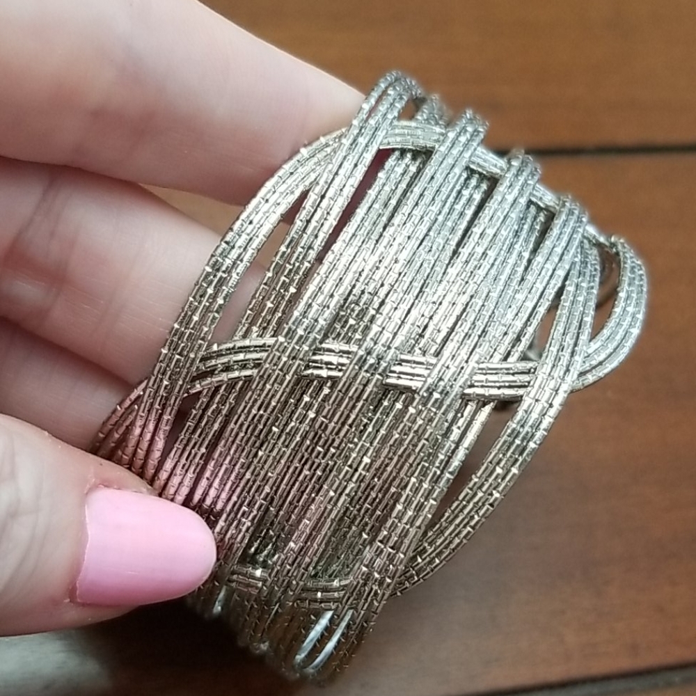 🙀 WIDE SILVER TONE BRACELET